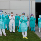 Sanitarios del Hospital de León aplauden a las 8 de la tarde durante los primeros días de la pandemia. MARCIANO PÉREZ