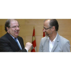 Juan Vicente Herrera (i), y Luis Fuentes (d), respectivamente, tras la firma hoy del documento de regeneración democrática el 11 de junio