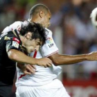 Luis Fabiano, a la derecha, lucha por el balón con el defensa argentino del Deportivo Colotto.
