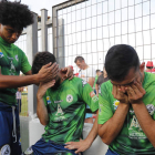 Héctor Taranilla consuela al término del partido a un pequeño seguidor del Atlético Astorga rodeado por Iván Zarandona y Javi Amor. JESÚS F. SALVADORES