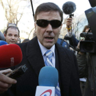 Eufemiano Fuentes, acusado en la Operación Puerto, atiende a los medios tras salir del juzgado.