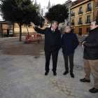 Silván, con los representantes de las asociaciones de vecinos, durante la visita a la plaza de San Pelayo. RAMIRO