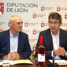 El presidente de la Diputación, Juan Martínez Majo, acompañado por el presidente de la DO Tierra de León, Rafael Blanco, presenta la Feria del Vino de Valencia de Don Juan