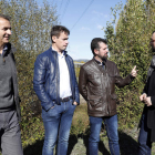 Dirigentes políticos socialistas durante su visita de ayer a la central térmica de La Robla. MARCIANO