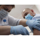 Una enfermera rusa pone una vacuna, ayer. FMAXIM SHIPENKOV