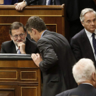 Gómez de la Serna pasa al lado de Rajoy, ayer, en la constitución del Congreso.