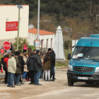 Punto de salida de los autobuses junto a la Domus durante la pasada Semana Santa. L. DE LA MATA