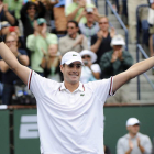 Isner celebra la victoria que le dio el pase a la final.
