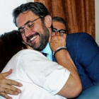El ministro de Cultura y Deporte, Màxim Huerta, se abraza con su madre tras la ceremonia de traspaso de carteras.