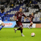 El culturalista Vergara, a la derecha, se va del oviedista Gonzalo en un lance del partido disputado