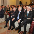 Vista panorámica de la zona de autoridades en la sala en la que se celebró el acto.