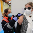 Una mujer vacunándose, ayer, en Ponferrada. ANA F. BARREDO