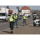 Agentes de la Guardia Civil de Tráfico en un punto de control en la N-601, en León. RAMIRO