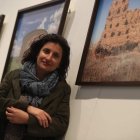 Irma Basarte Diez, la utópica defensora de los palomares leoneses, en el Museo Etnográfico con algunas de las fotografías que ha realizado para su inventario. RAMIRO