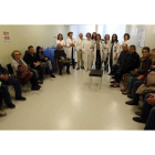 Pacientes y familiares con el equipo de rehabilitación cardiaca durante la primera sesión del programa en el Caule.