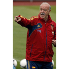 Del Bosque da instrucciones a sus jugadores en el entrenamiento.