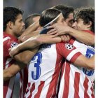 Diego Costa, izquierda, celebra con su equipo el triunfo.