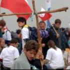 Un joven sostiene una cruz, ayer en la explanada Marienfield