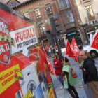 Una trapa cerrada a cal y canto con un motivo alusivo.