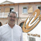 Francisco García, delante del monolito dedicado a la Vuelta en Sabero. SECUNDINO PÉREZ