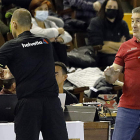 Cadenas le recrimina una acción al árbitro durante el partido frente al Valladolid. MARCIANO PÉREZ