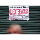 Letreros en la ciudad de Quito para que la gente no salga a la calle.