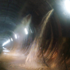 Aluvión de agua de las fuentes y manantiales de los valles del Bernesga en el interior de las galerías del ferrocarril. DL