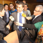 Folgueral y López Riesco se estrechan la mano después de que el socialista fuera nombrado alcalde de Ponferrada.