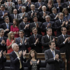 Rajoy, los ministros y su grupo parlamentario aplauden a los reyes y a los príncipes de Asturias.