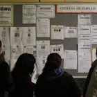Miles de leoneses siguen haciendo colas en las oficinas de los servicios públicos de empleo.