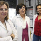 Ana de la Hera y Teresa Ribas, patólogas, y Lorena Estévez, documentalista