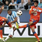 Baptista chuta a portería entre los defensas Cata Díaz y Torres.