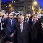 Juncker, en el medio de la imagen, el pasado martes en Bruselas. ETIENNE ANSOTTE / HANDOUT