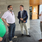 El director general del patrimonio (con chaqueta) ayer con técnicos del plan de movilidad. L. DE LA MATA