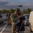 Un miembro del ejército ucraniano se encuentra en el punto de evacuación en Zaporizhzhia con su esposa, que huyó de la aldea Novomykhailivka ocupada por los rusos. ROMAN PILIPEY