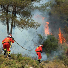 Dos miembros de la UME intentan controlar el fuego en uno de los focos de Carlet.