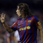 Carles Puyol realiza un gesto al banquillo.