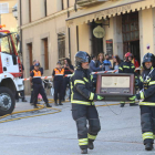 Los bomberos sacaban ayer un aparato antiguo del interior del Museo de la Radio Luis del Olmo de Ponferrada. L. DE LA MATA