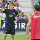 Vilanova da órdenes a Mascherano durante un entrenamiento.