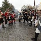 ‘Highlanders’ escoceses, con falda y casaca roja, tratan de contener a los franceses. L. DE LA MATA