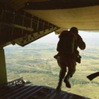 Imagen de archivo de un soldado ejecutando un salto.