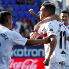 Álex Gallar celebró por todo lo alto sus dos goles. JAVIER ETXEZARRETA