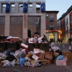 Contenedores totalmente desbordados en uno de los accesos a la calle de la Rúa.