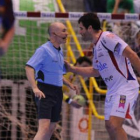 Castresana increpando agriamente a uno de los árbitros durante el partido