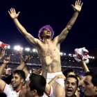 Piti, a hombros, celebra la permanencia con la afición.