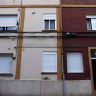 La niña cayó desde la ventana que está justamente encima de la puerta del portal.