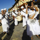 Hermosas mujeres, como la de la imagen, bailarán la danza del vientre por el pueblo.