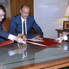 Alfonso Fernández Mañueco, Luis Fuentes y  Juan Vicente Herrera firman el acuerdo. NACHO GALLEGO