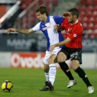 Llorente intenta controlar la pelota ante Mario Suárez.