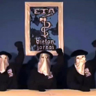 Tres miembros de ETA leyendo un comunicado, en septiembre del 2010